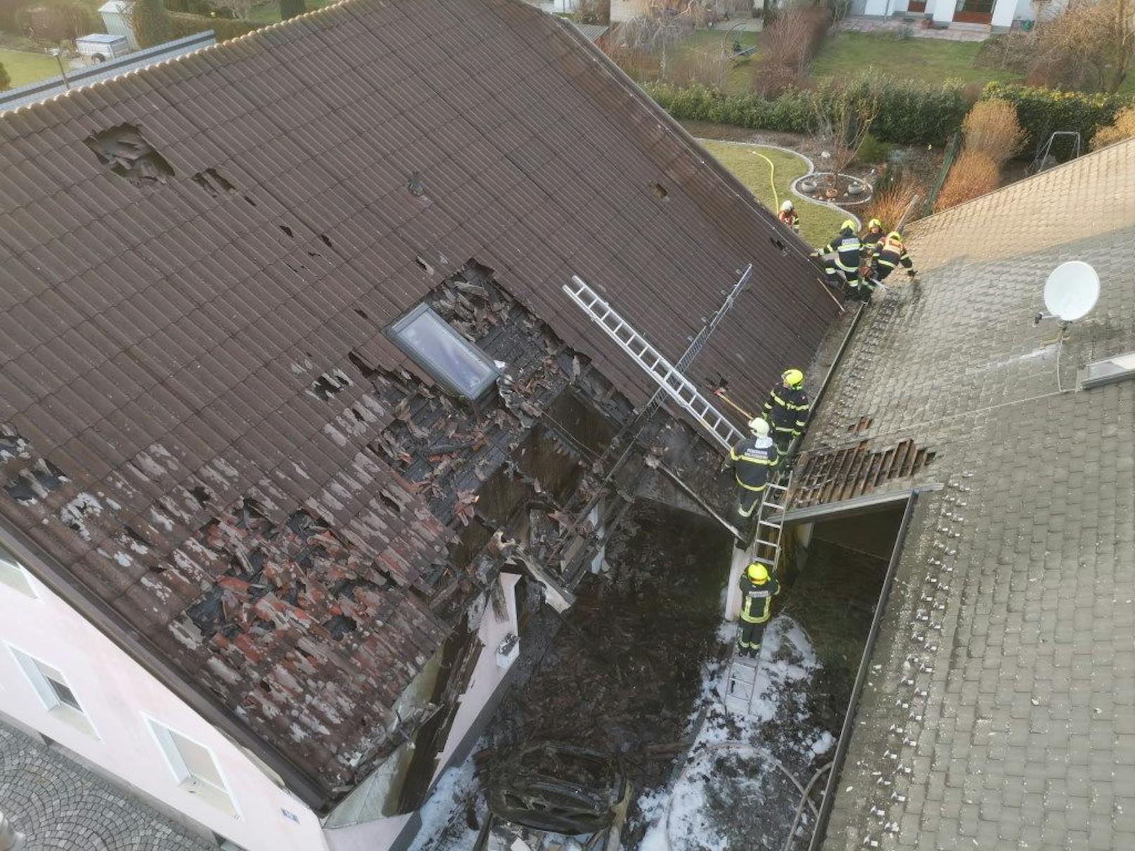 Das Dach der Gartenhütte musste entfernt werden.
