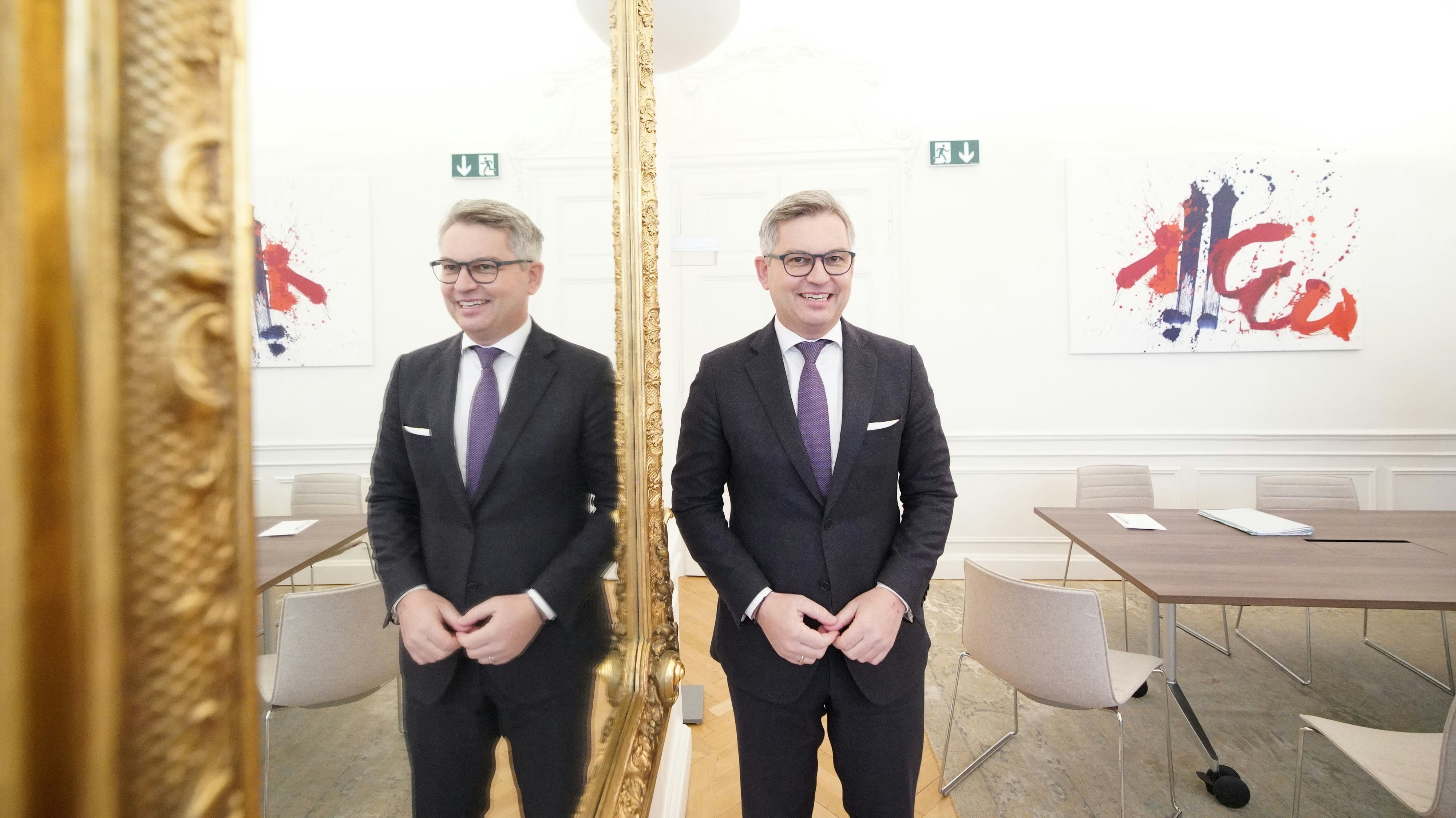 Finanzminister Magnus Brunner in seinem Büro in der inneren Stadt.