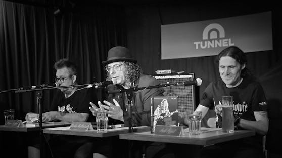Rainer Krispel, Gordon McMichael und Andi Appel (v.l.) bei der Lesung "Reading Rock" im Tunnel Live Club