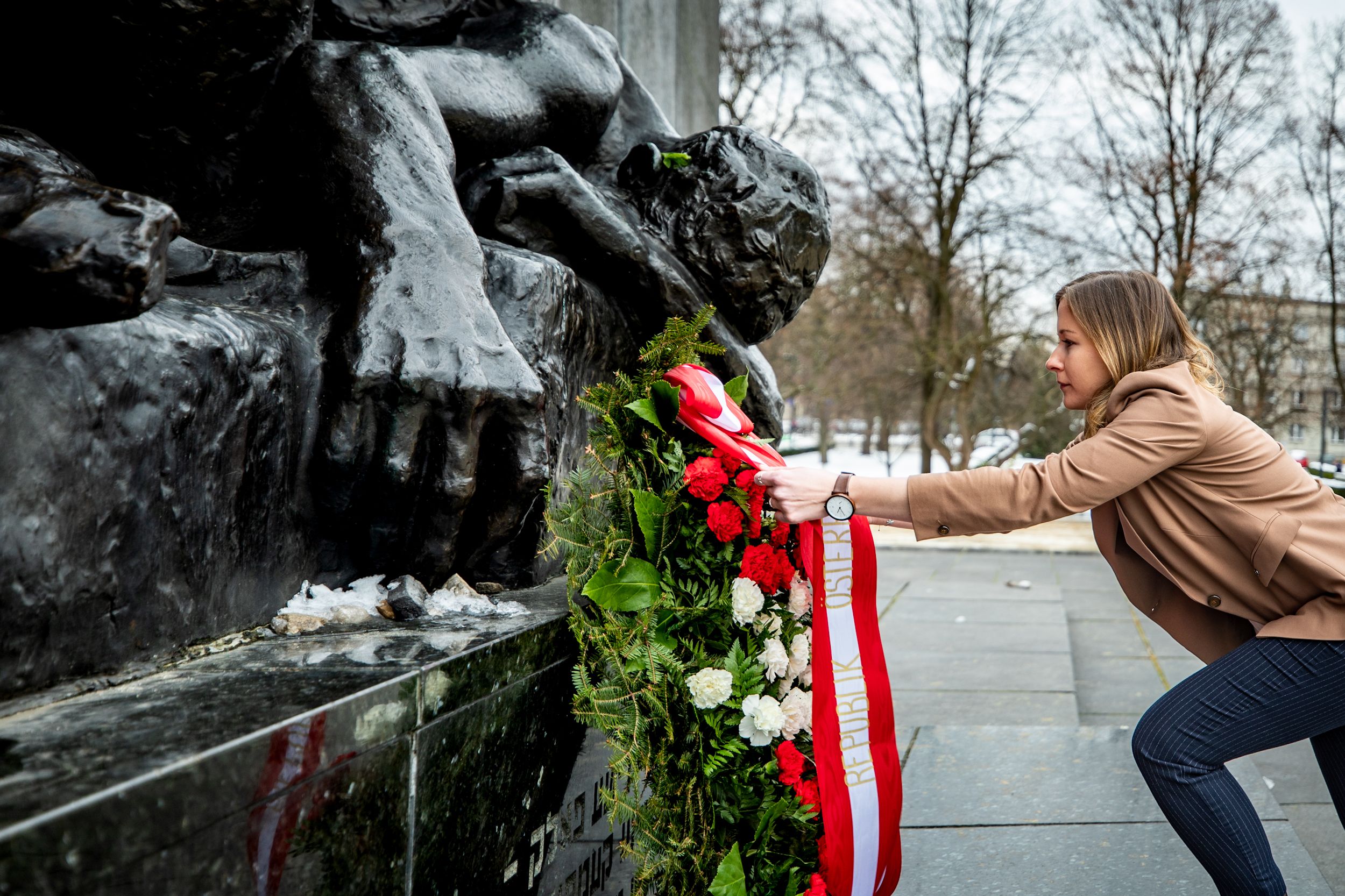 Die Kranzniederlegung fand am Denkmal "Der Helden des Ghettos" statt.