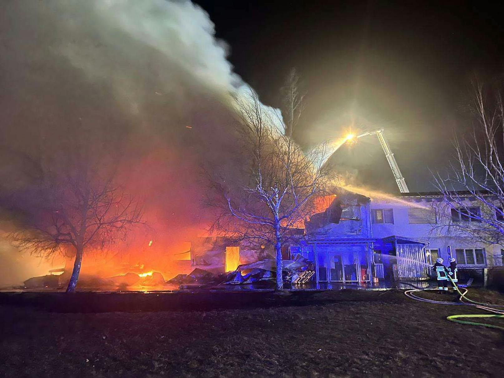 Zehn Feuerwehren stehen am Mittwochabend bei einem Brand eines Gewerbebetriebes in Purgstall an der Erlauf im Einsatz.