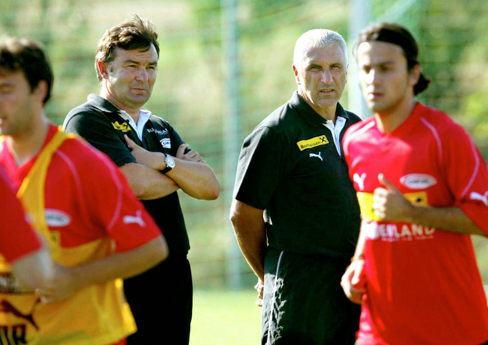 Ex-Sportdirektor Willy Ruttensteiner und der damalige ÖFB-Teamchef Hans Krankl beobachten 2003 den dreifachen ÖFB-Teamspieler Volkan Kahraman.