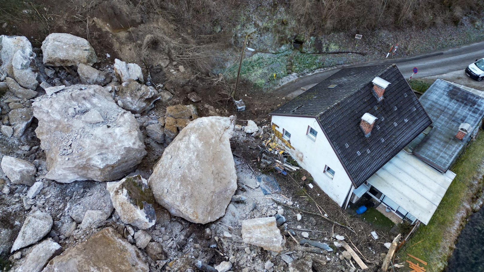 Erste Fotos zeigen das wahre Ausmaß des Felssturzes in Steyr. Brocken so groß wie Häuser stürzten nach einem lauten Knall plötzlich herunter.