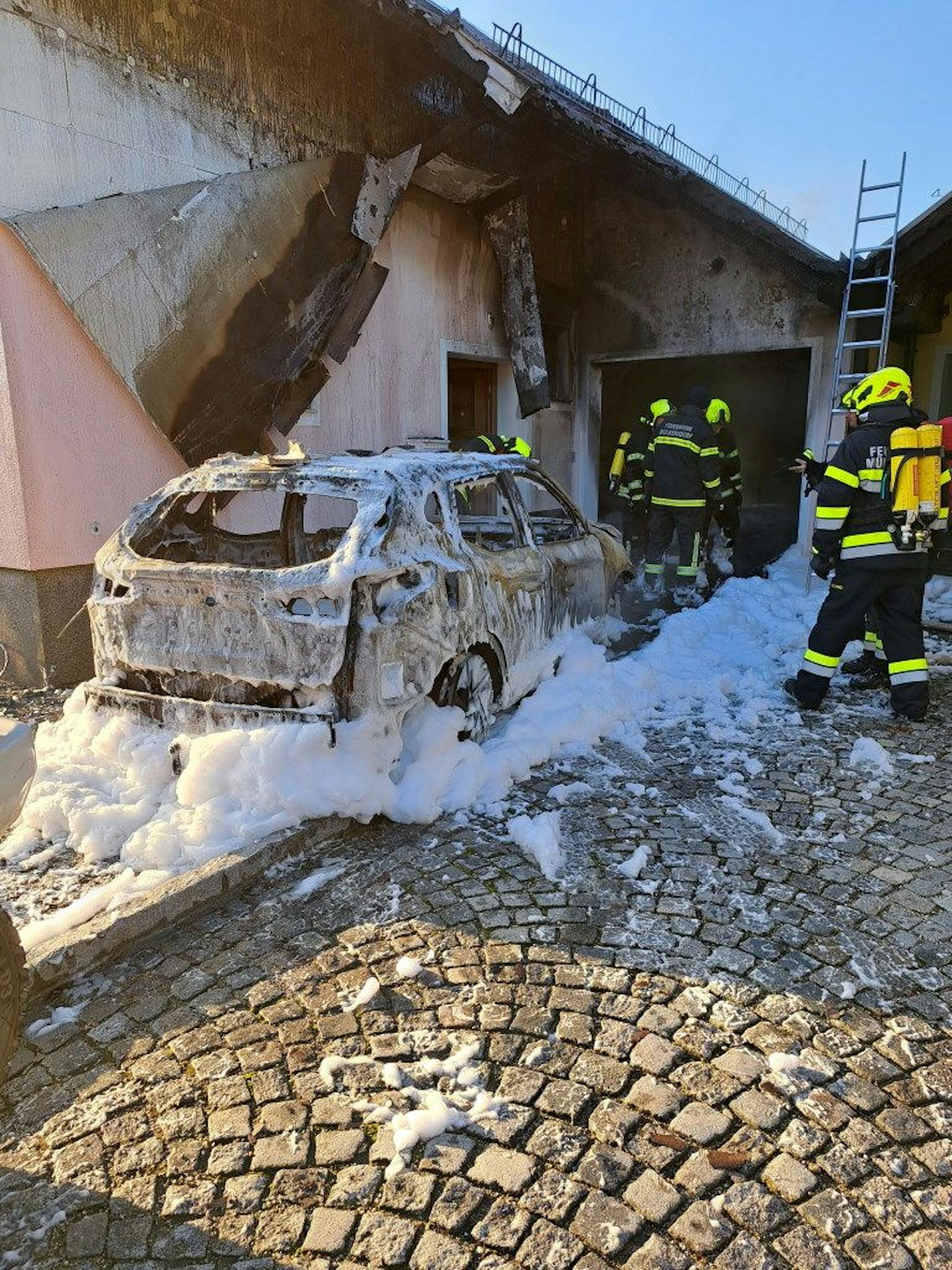 Pkw ging in Garage in Flammen auf – Haus in Brand