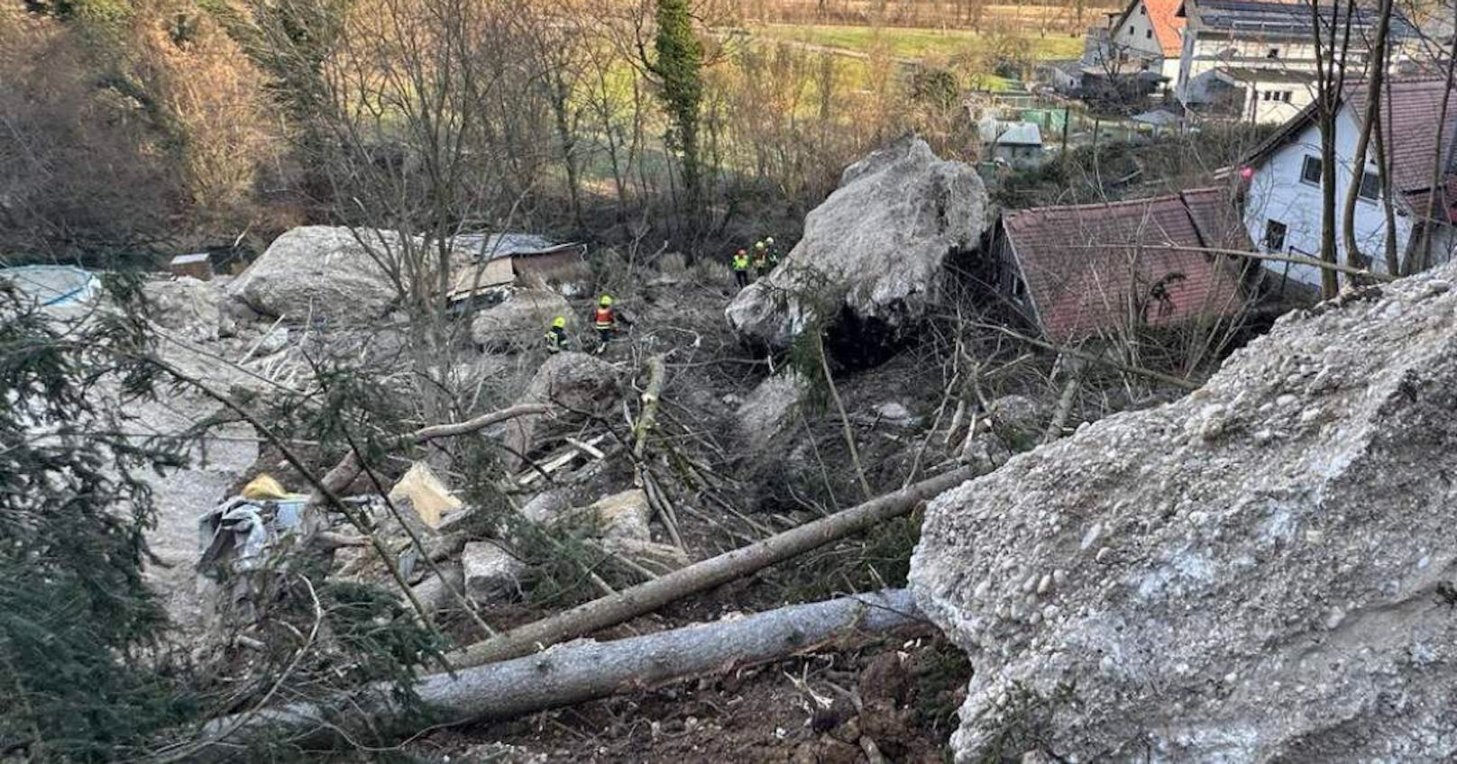 Erste Fotos zeigen das wahre Ausmaß des Felssturzes in Steyr. Brocken so groß wie Häuser stürzten nach einem lauten Knall plötzlich herunter.