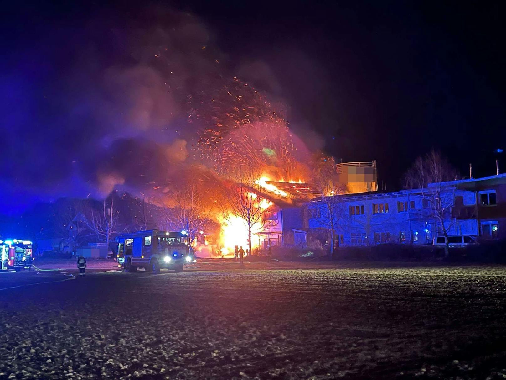 Zehn Feuerwehren stehen am Mittwochabend bei einem Brand eines Gewerbebetriebes in Purgstall an der Erlauf im Einsatz.