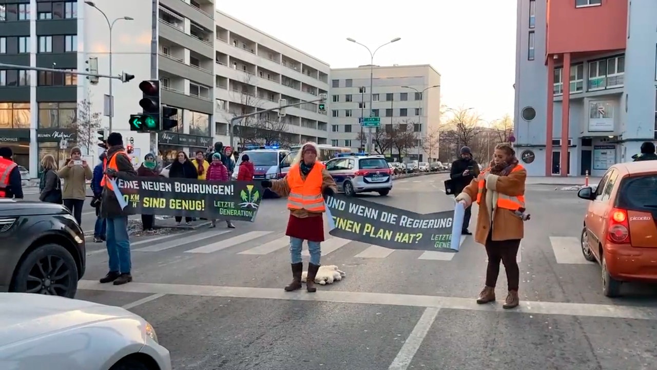Heute.at - Klima-Kleber wieder da – hier wird Verkehr blockiert