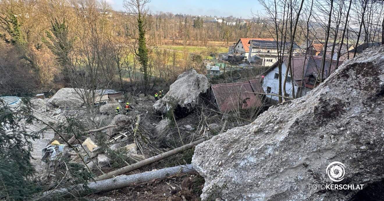 Ein Großaufgebot an Einsatzkräften ist am Unfallort in Christkindl.
