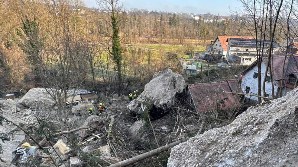 Ein Großaufgebot an Einsatzkräften ist am Unfallort in Christkindl.