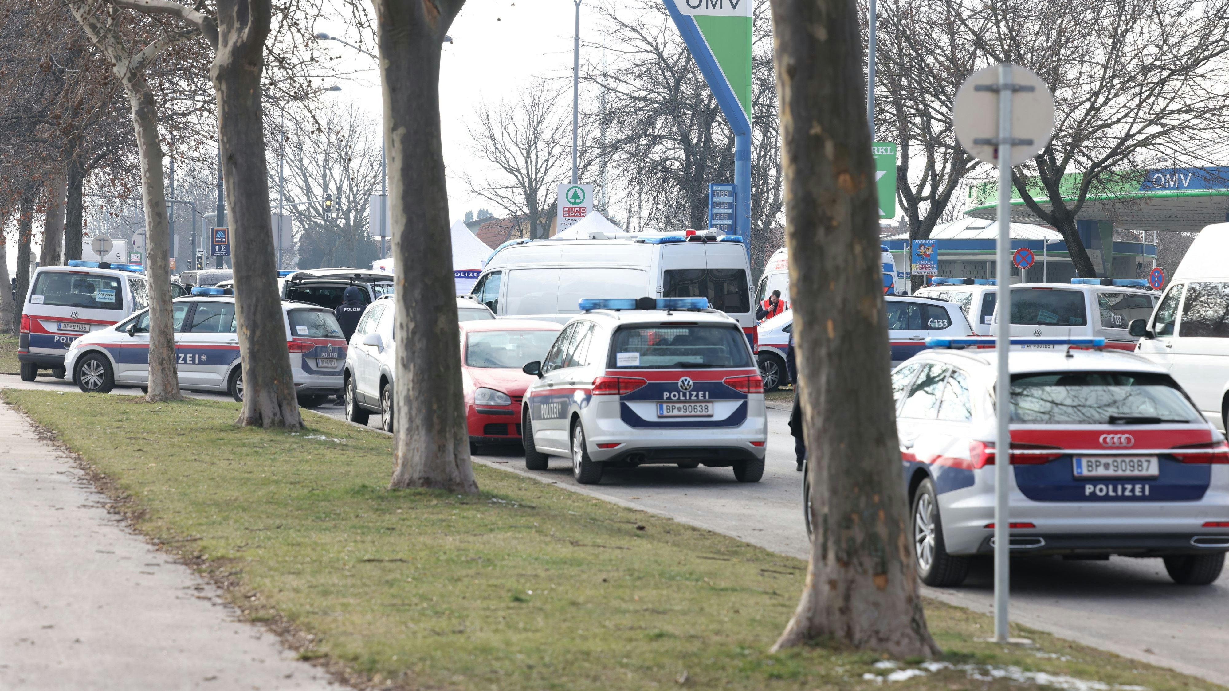 Die Etrichstraße wurde nach der Gewalttat von der Polizei gesperrt.