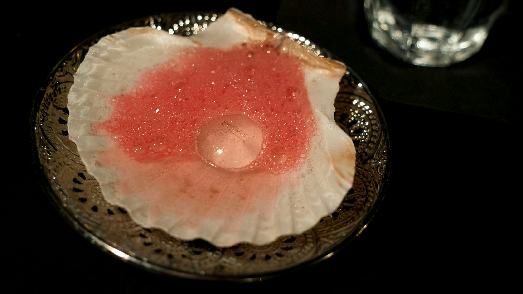 Hochprozentiger in Kugelform an Himbeerschaum