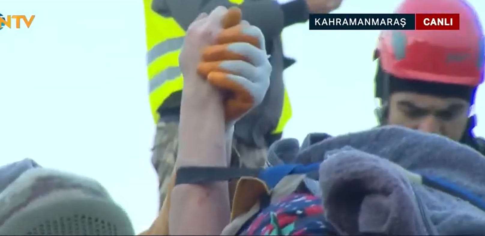 Bilder des Senders NTV zeigten am Mittwoch, wie die Einsatzkräfte in der Provinz Kahramanmaras die Frau auf einer Trage zur Ambulanz trugen. 