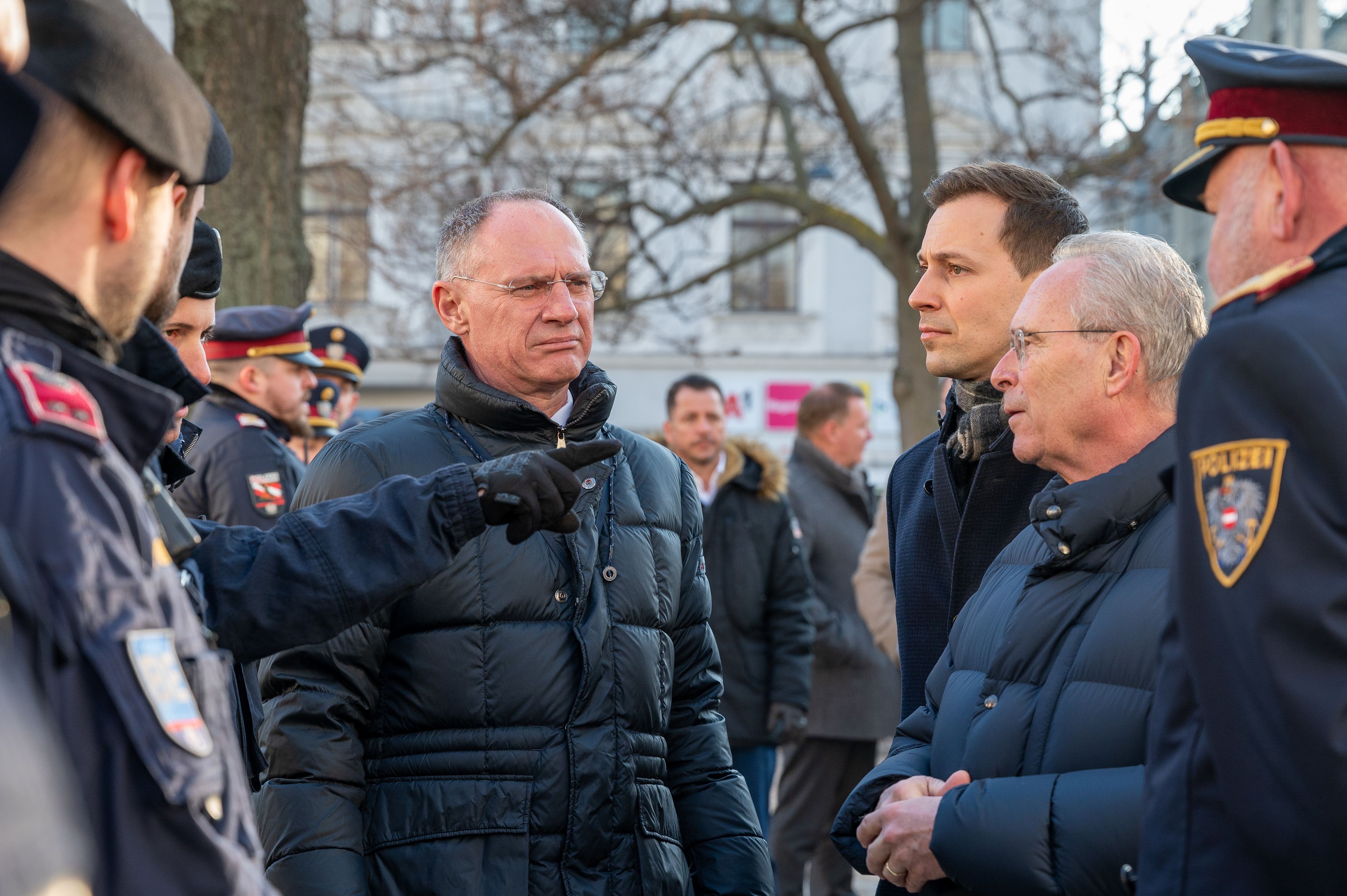 Minister Karner mit Nationalratsabgeordnetem Marchetti und Stadtrat Mahrer (alle VP)