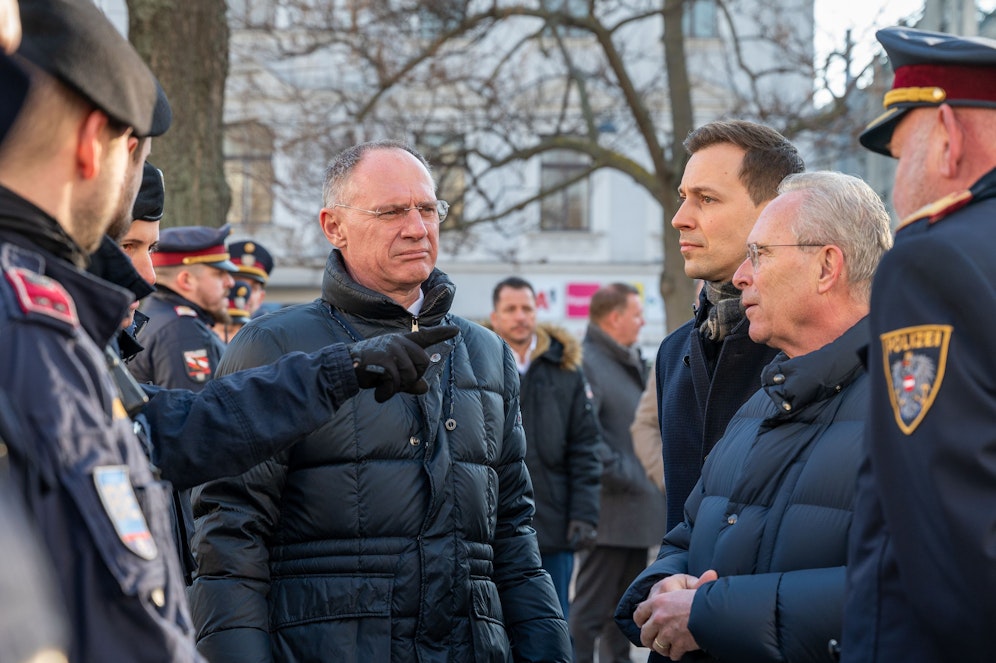 Minister Karner mit Nationalratsabgeordnetem Marchetti und Stadtrat Mahrer (alle VP)