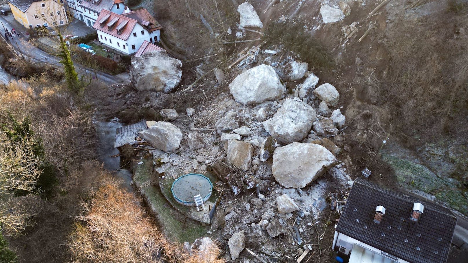 Erste Fotos zeigen das wahre Ausmaß des Felssturzes in Steyr. Brocken so groß wie Häuser stürzten nach einem lauten Knall plötzlich herunter.