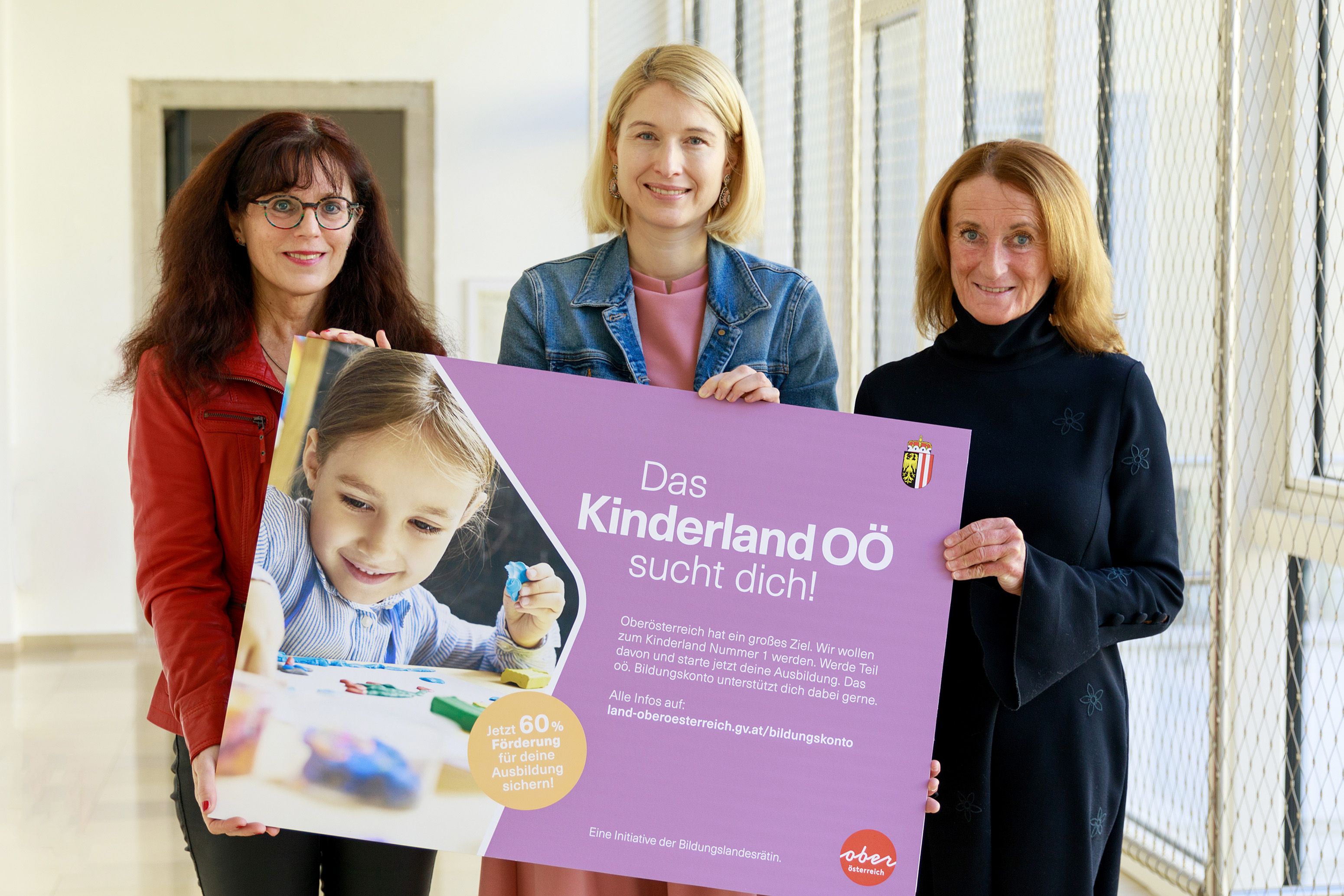 Haberlander (Mitte) und Tischler (rechts) mit Lehrgangsleiterin Silvia Luger-Linke