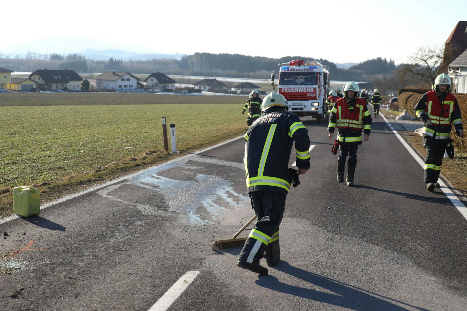 Ein schwerer Verkehrsunfall mit drei beteiligten Fahrzeugen hat sich am Donnerstag in Laakirchen (Bezirk Gmunden) ereignet.