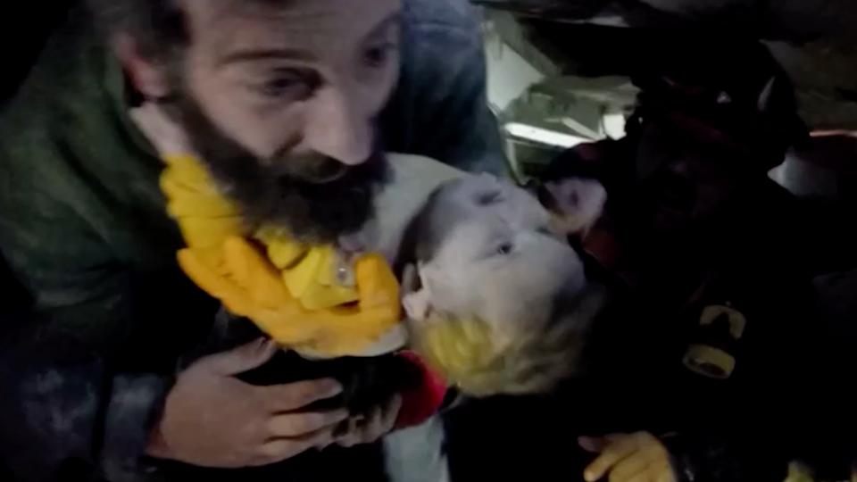 In der Nacht zu Donnerstag wurde rund 68 Stunden nach den Erdstössen ein Baby aus einem zusammengestürzten Gebäude in der Provinz Hatay gerettet