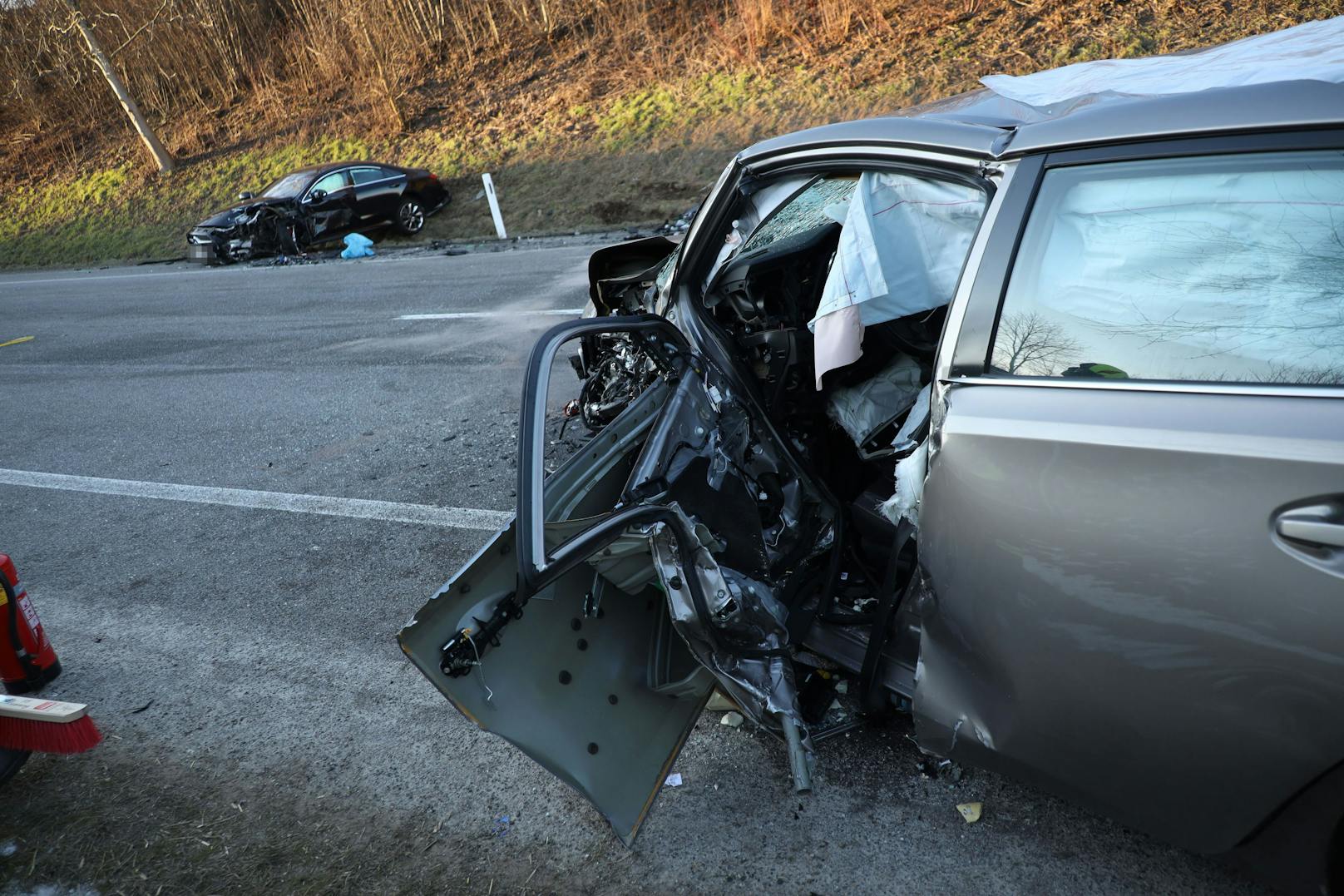 Autofahrer nach Mercedes-Crash in Wrack eingesperrt