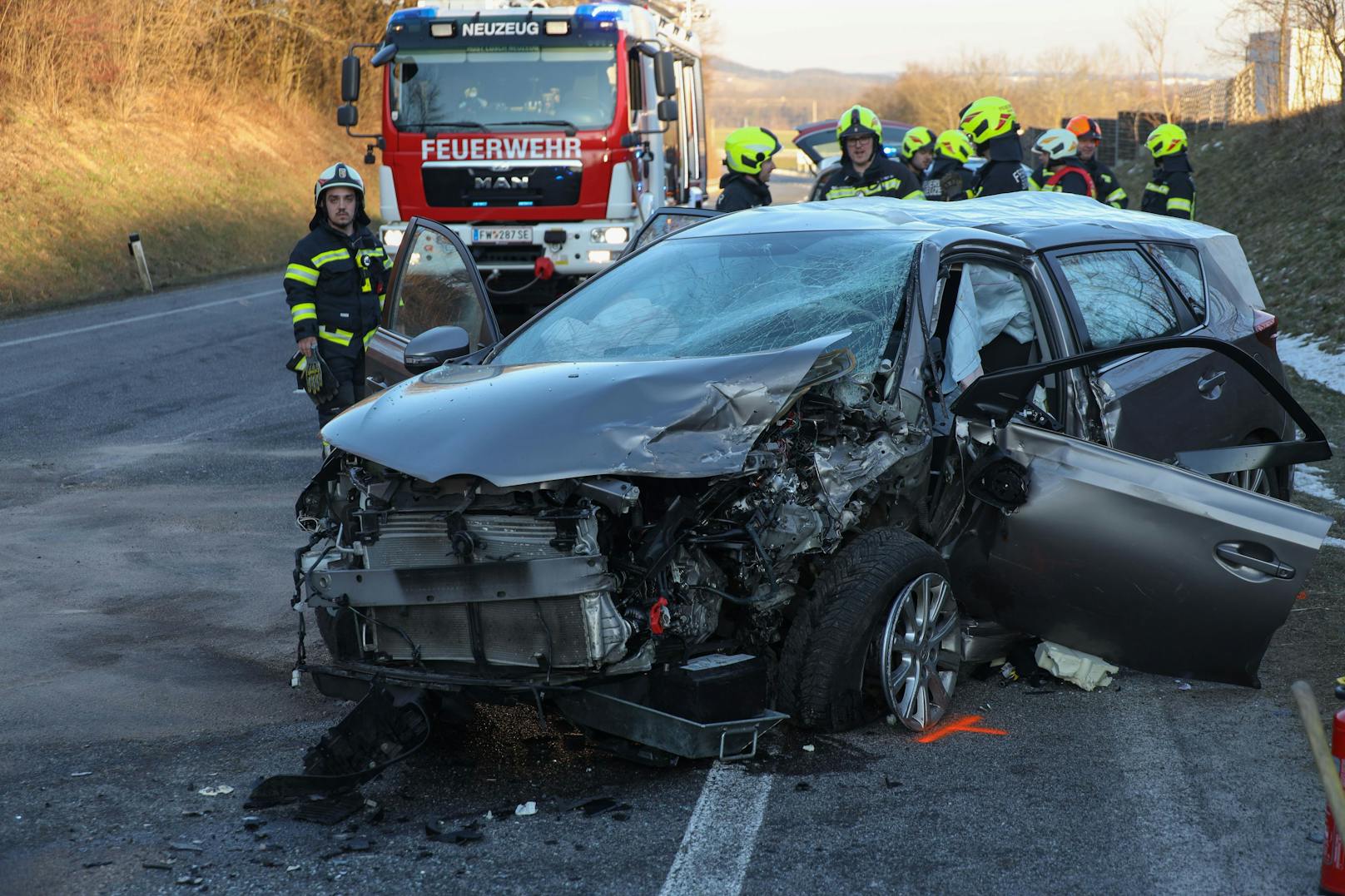 Eine Frontalkollision auf der B122 Voralpenstraße bei Sierning (Bezirk Steyr-Land) hat Donnerstagnachmittag zwei Verletzte gefordert.