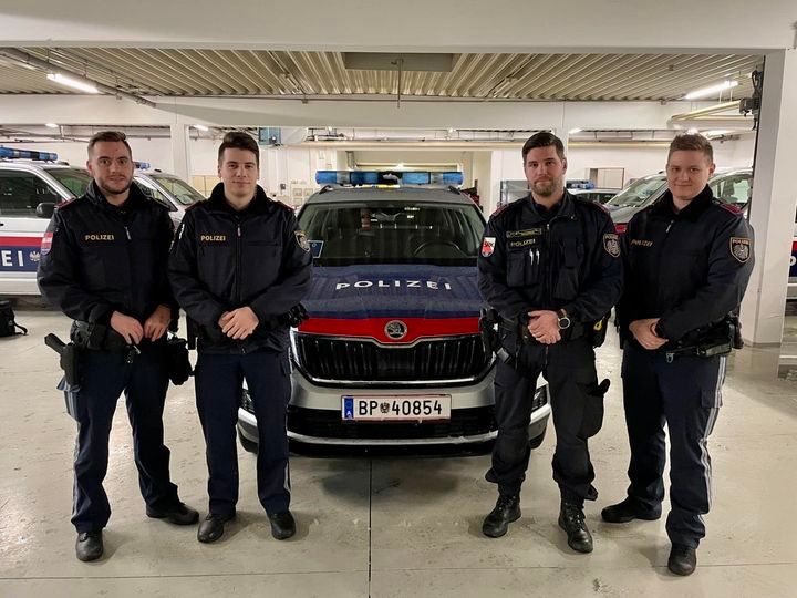 Mit diesem Bild feierte die Polizei Oberösterreich den Einsatz von Philipp (v.l.n.r.), Andreas, Pascal und Lisa. Dutzende sexistische Kommentare sammelten sich unter dem Posting.