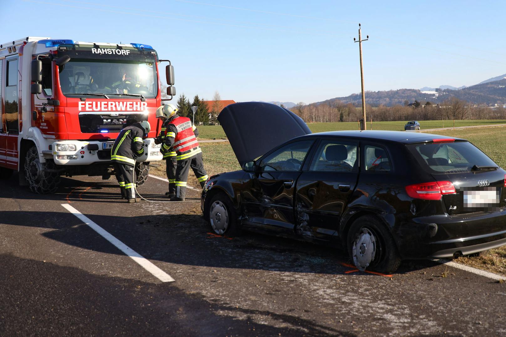 Ein schwerer Verkehrsunfall mit drei beteiligten Fahrzeugen hat sich am Donnerstag in Laakirchen (Bezirk Gmunden) ereignet.