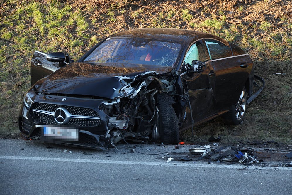 Autofahrer Nach Mercedes Crash In Wrack Eingesperrt Oberösterreich Heuteat