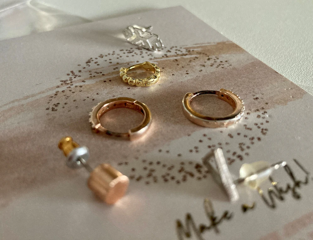 Der Schmuck wurde nach mehrmaligem Urgieren beim Kundenservice unvollständig geliefert.