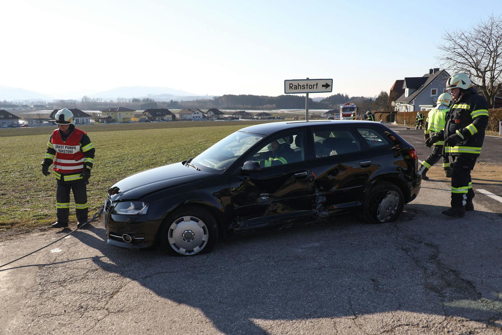 Ein schwerer Verkehrsunfall mit drei beteiligten Fahrzeugen hat sich am Donnerstag in Laakirchen (Bezirk Gmunden) ereignet.