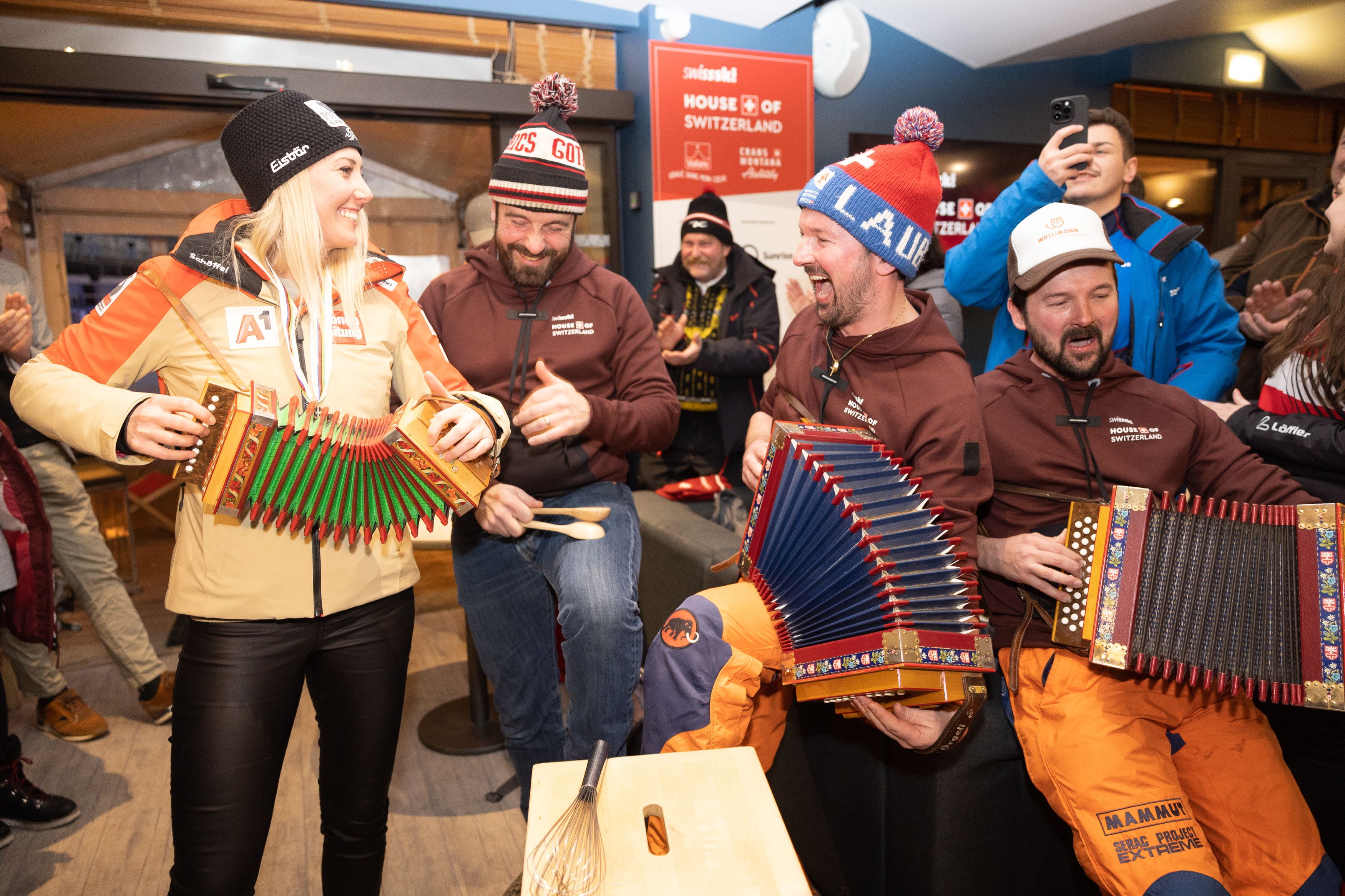 Cornelia Hütter feierte ihre WM-Bronzemedaille im "House of Switzerland ". 