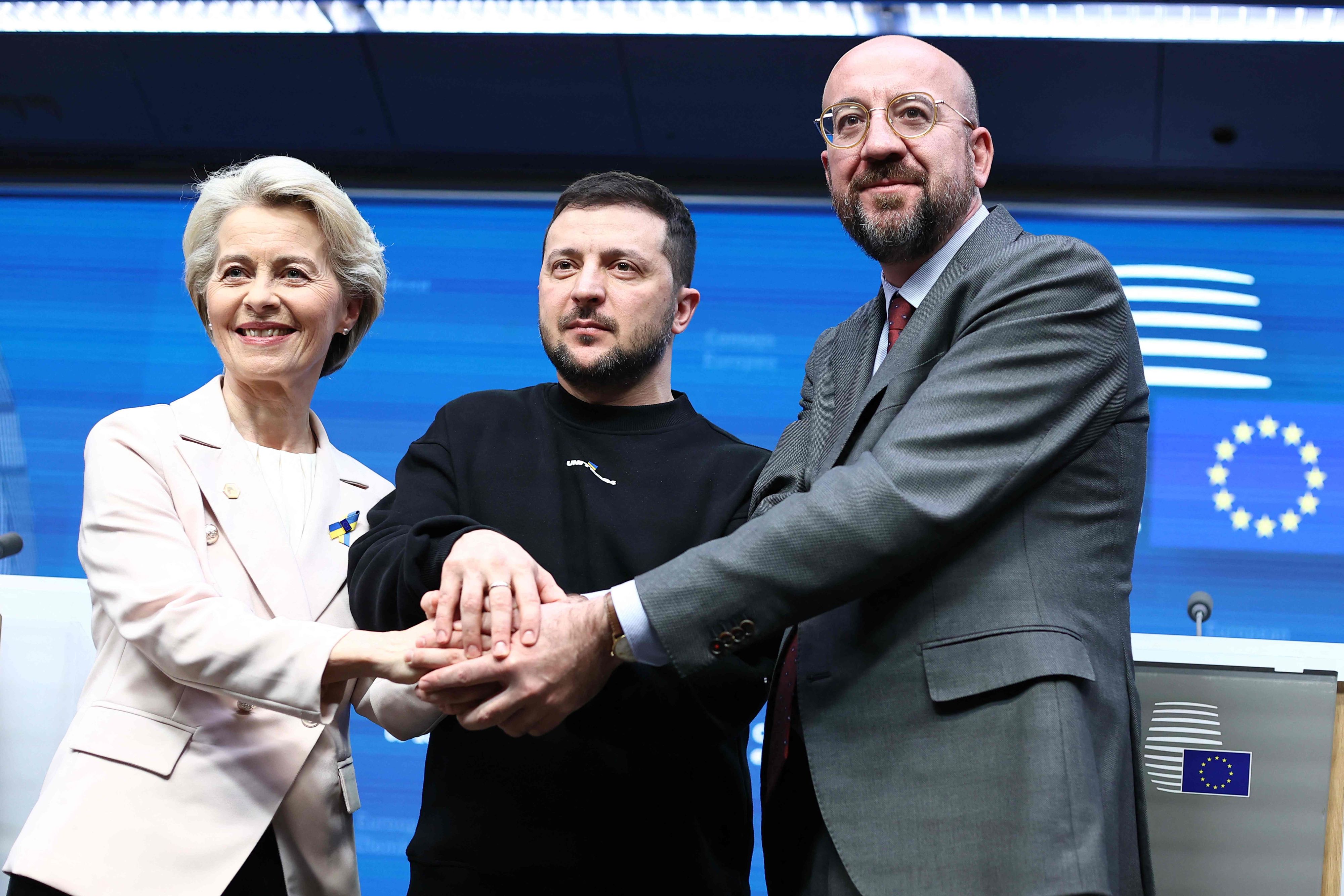 Wolodimir Selenski (Mitte) mit Ursula Von der Leyen und Charles Michel beim EU-Gipfel