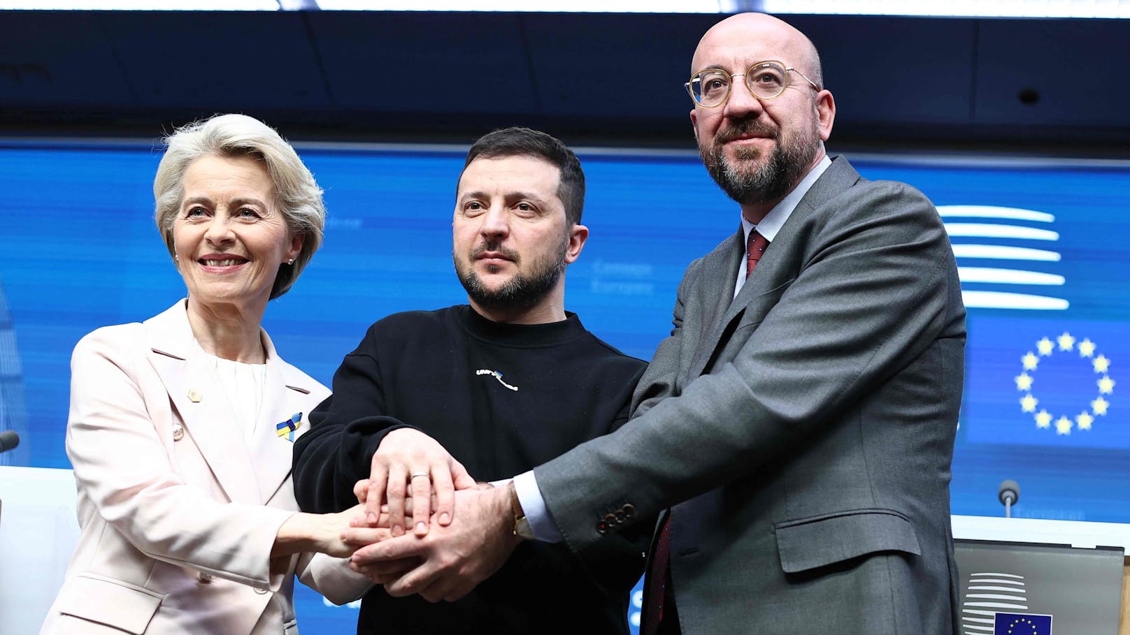Wolodimir Selenski (Mitte) mit Ursula Von der Leyen und Charles Michel beim EU-Gipfel