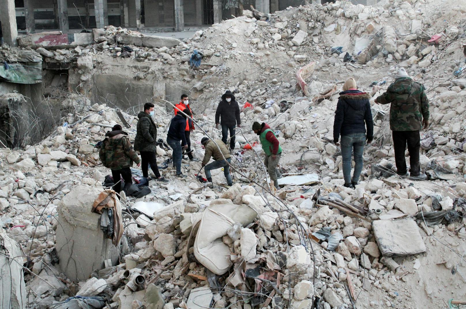 Trümmer soweit das Auge reicht: Die Zerstörungen in Syrien seien massiver als bisher angenommen, berichtet ein Helfer.