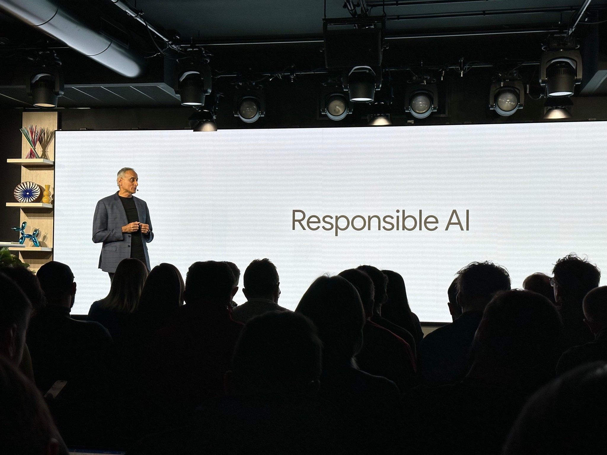 Die Sprecher erwähnten mehrmals, dass man im Umgang mit künstlicher Intelligenz verantwortungsbewusst sei.