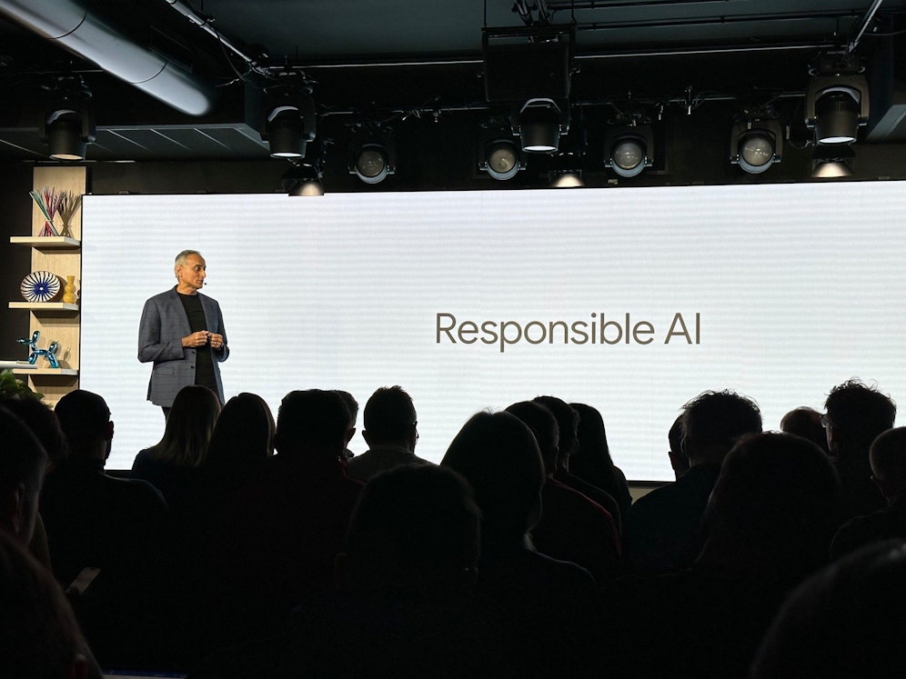 Google hat den Chatbot Bard und KI-Funktionen in der Suche gezeigt.