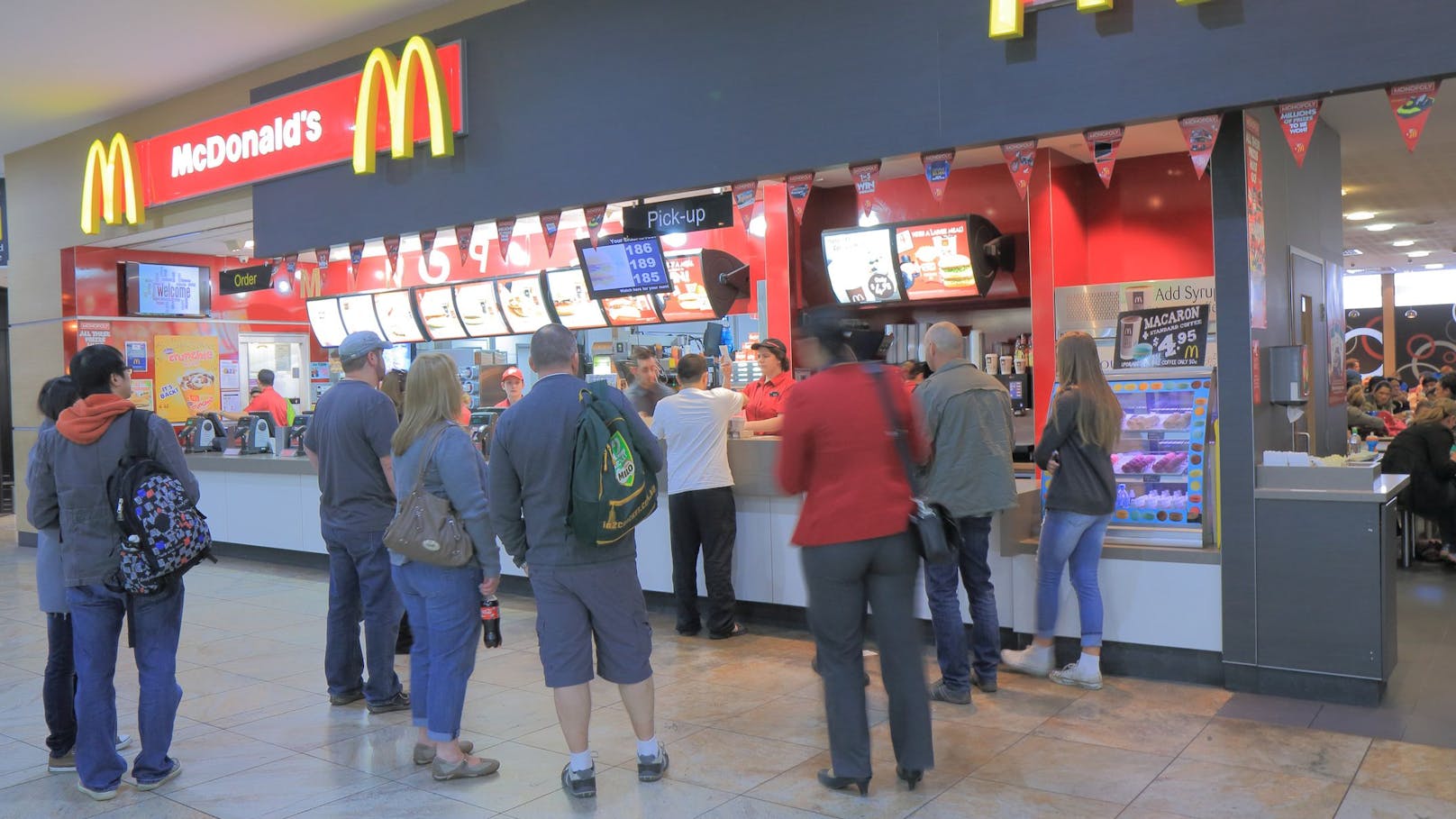 Kunden warten in einer McDonald's-Filiale.