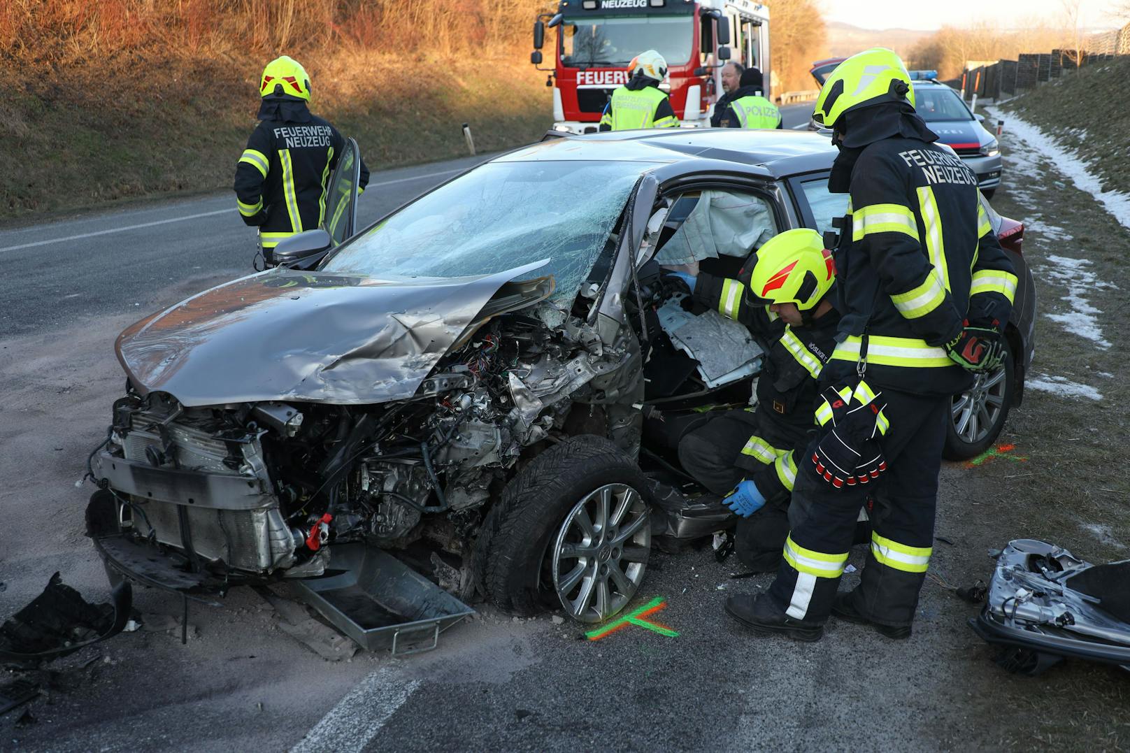 Eine Frontalkollision auf der B122 Voralpenstraße bei Sierning (Bezirk Steyr-Land) hat Donnerstagnachmittag zwei Verletzte gefordert.