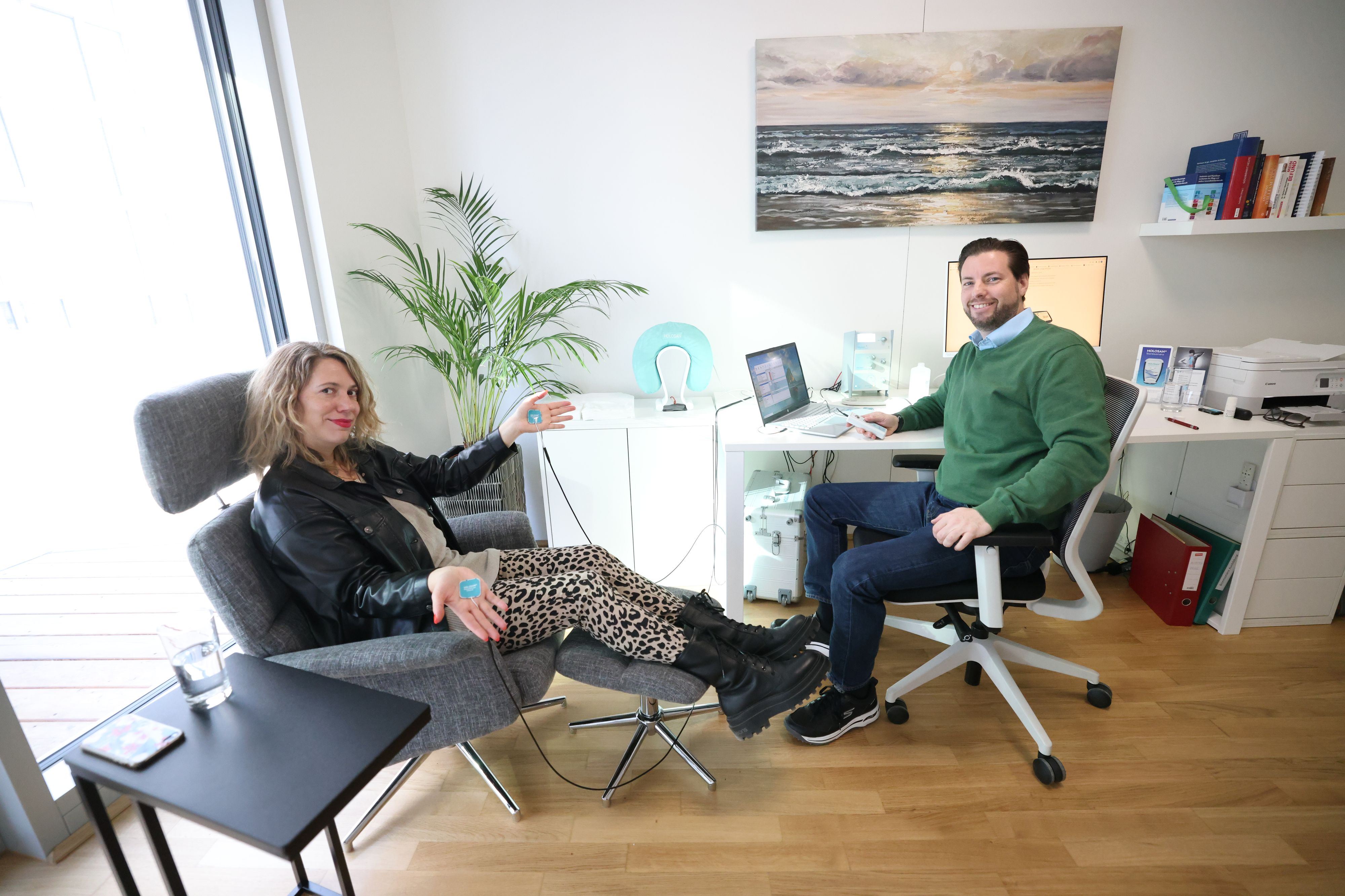 Die Bioresonanz-Therapie soll dabei helfen, das Immunsystem gerade im Winter zu unterstützen. "Heute"-Redakteurin Sandra Kartik testete die Elektro-Therapie bei Hannes Prötsch in Wien.