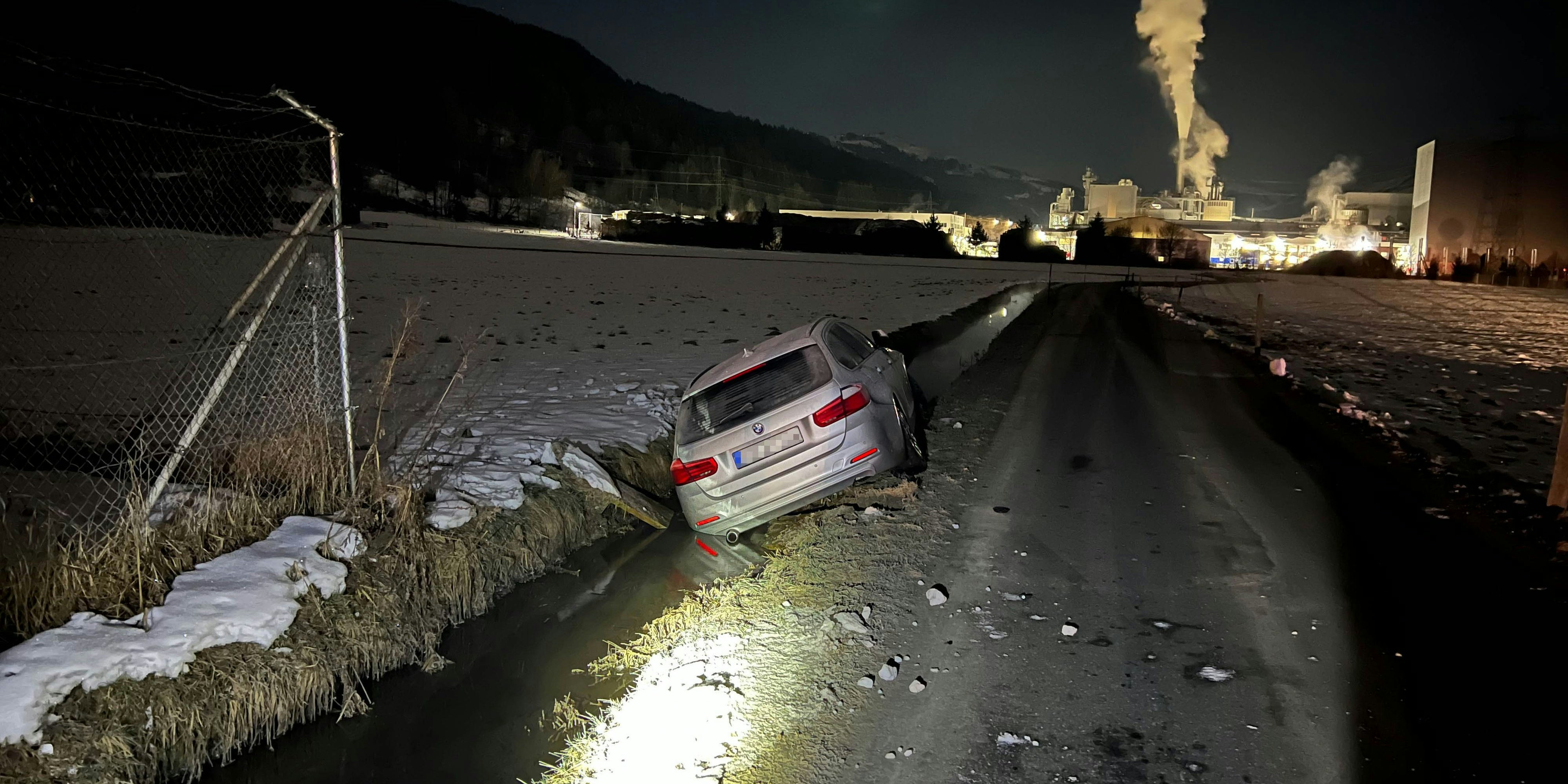 Das Auto wurde in einem Graben zurückgelassen.