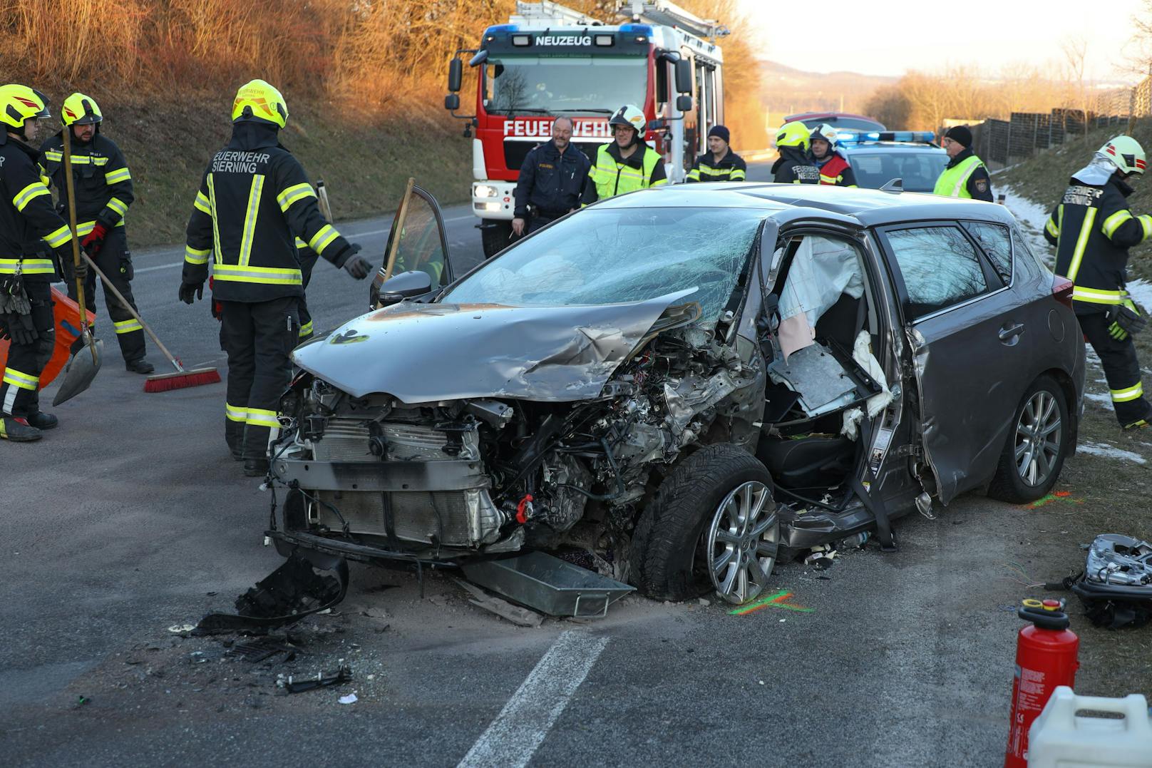 Eine Frontalkollision auf der B122 Voralpenstraße bei Sierning (Bezirk Steyr-Land) hat Donnerstagnachmittag zwei Verletzte gefordert.