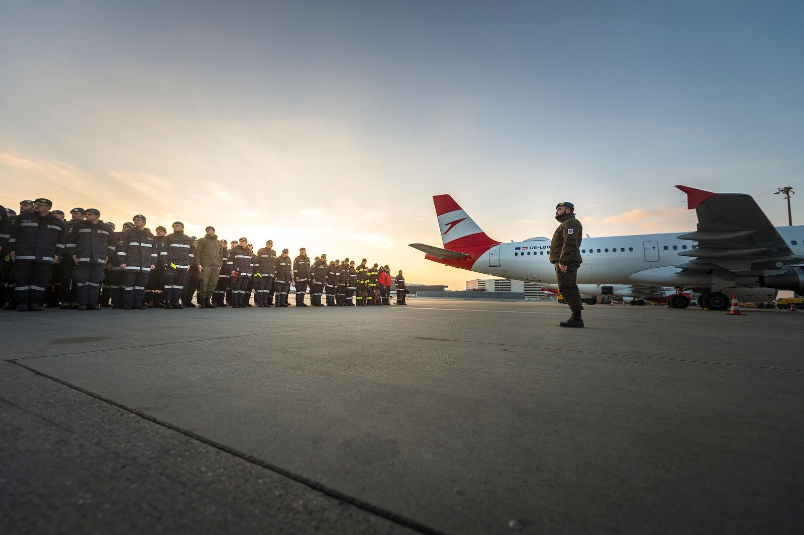 Österreichisches Rettungs- und Berge-Gruppen auf dem Weg in die Erdbebenregion Hatay.