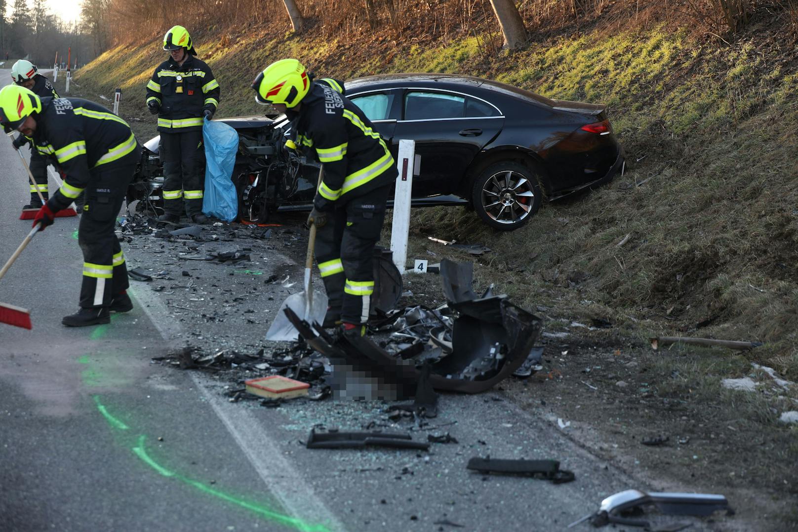 Eine Frontalkollision auf der B122 Voralpenstraße bei Sierning (Bezirk Steyr-Land) hat Donnerstagnachmittag zwei Verletzte gefordert.