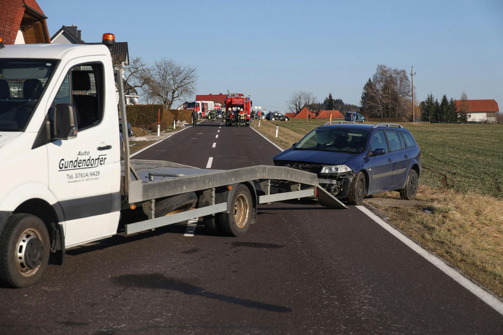 Ein schwerer Verkehrsunfall mit drei beteiligten Fahrzeugen hat sich am Donnerstag in Laakirchen (Bezirk Gmunden) ereignet.