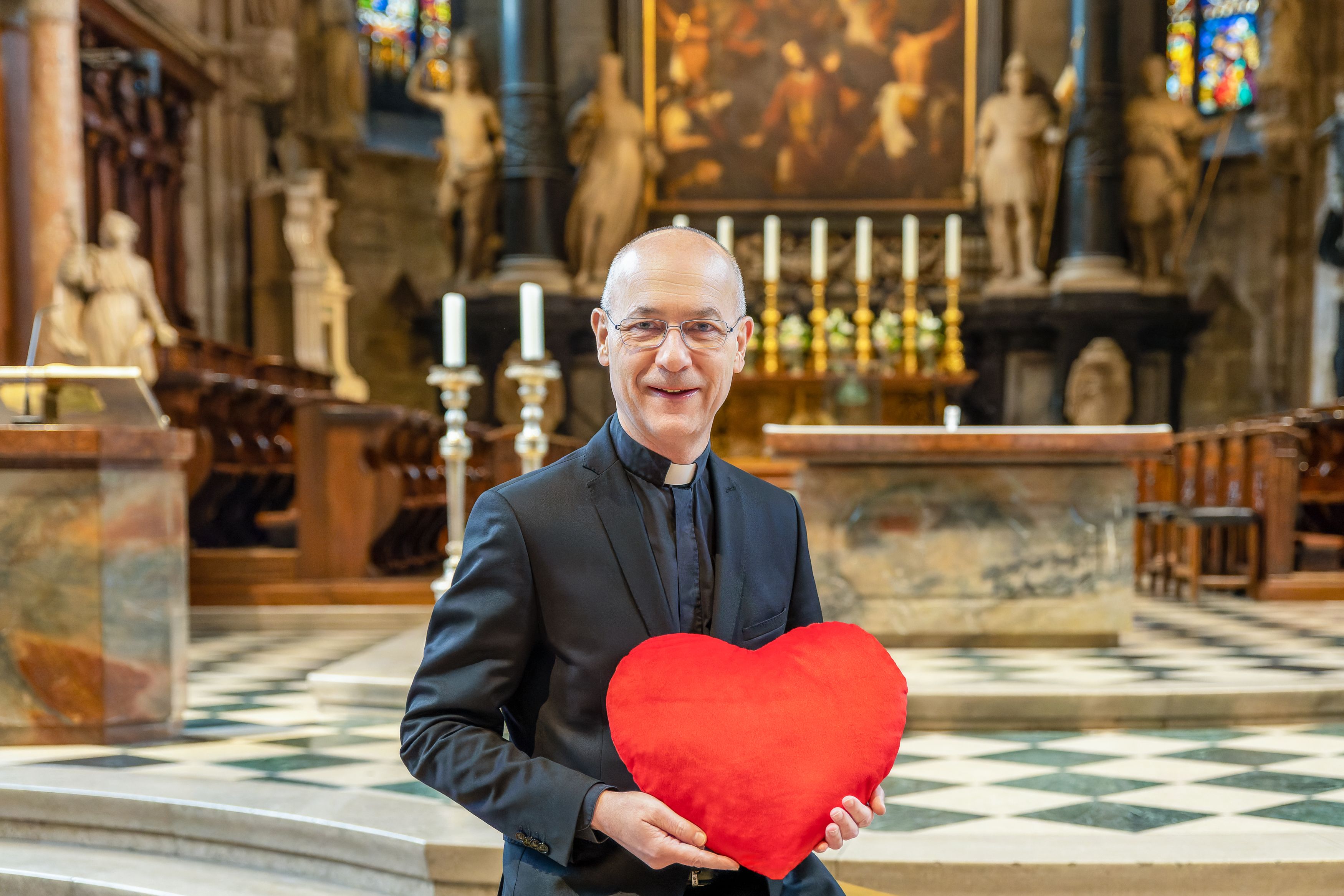 Valentinstag: Segensfeiern für Liebende gibt es in vielen Kirchen mit Dompfarrer Toni Faber