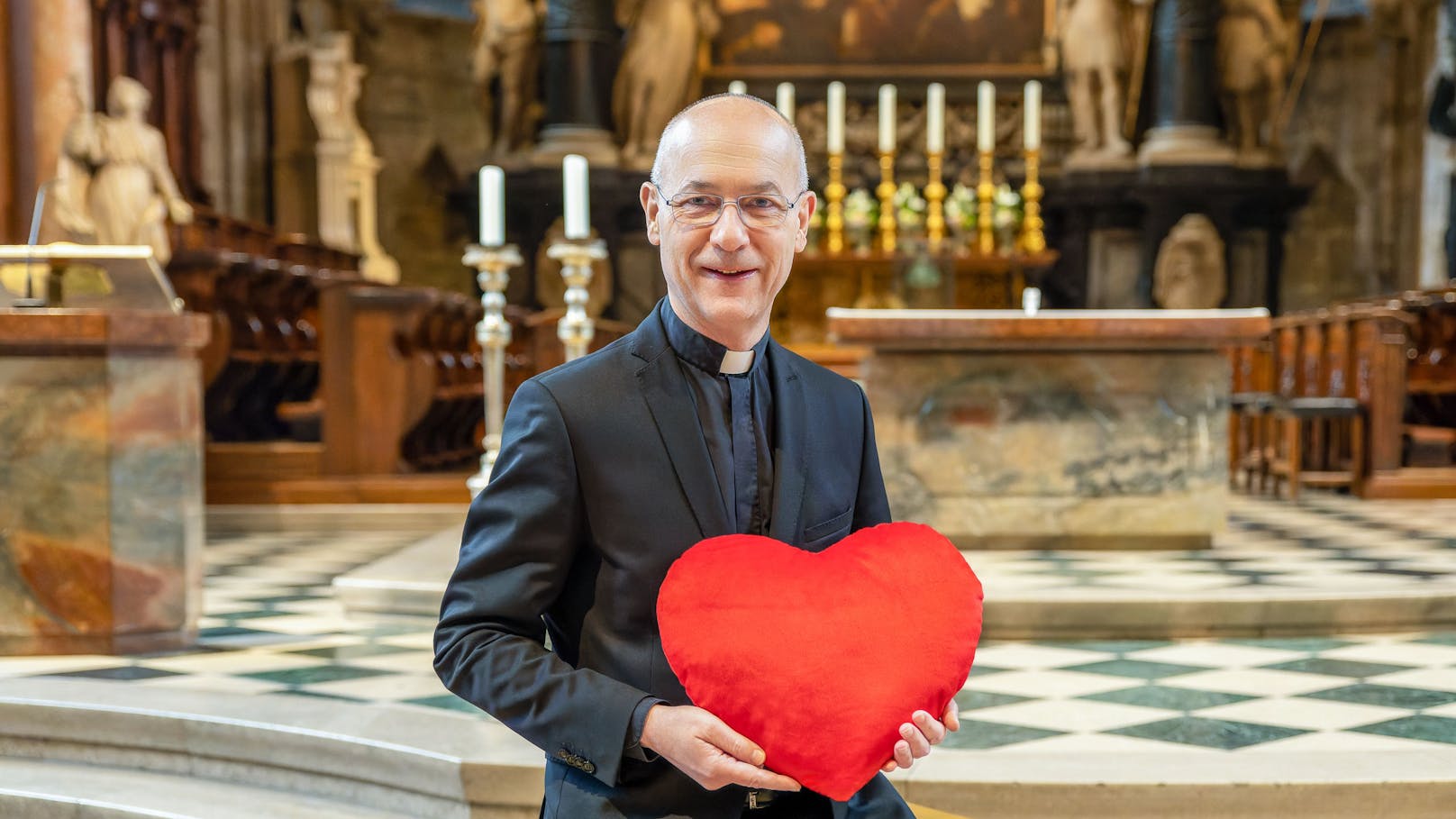 Valentinstag: Segensfeiern für Liebende gibt es in vielen Kirchen mit Dompfarrer Toni Faber