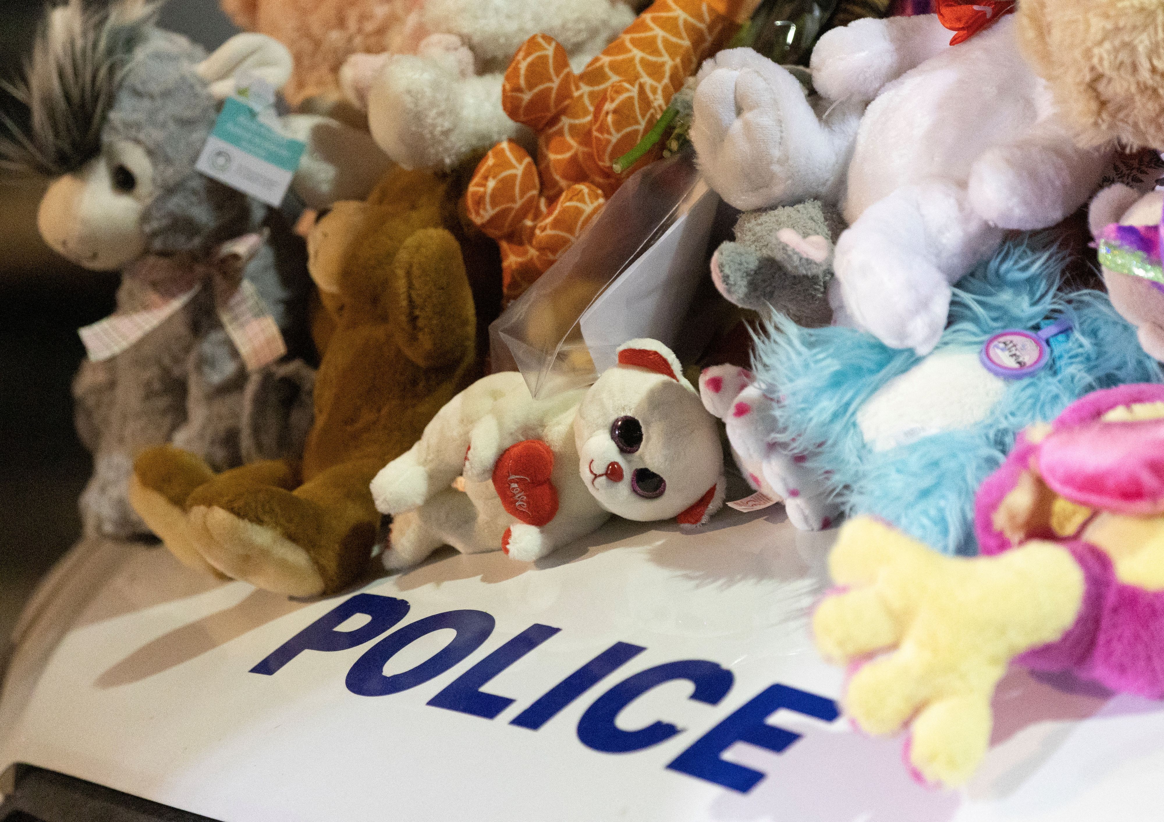 Viele Menschen hinterließen Stofftiere auf einem Polizeiauto, um den Opfern der Kita zu gedenken.
