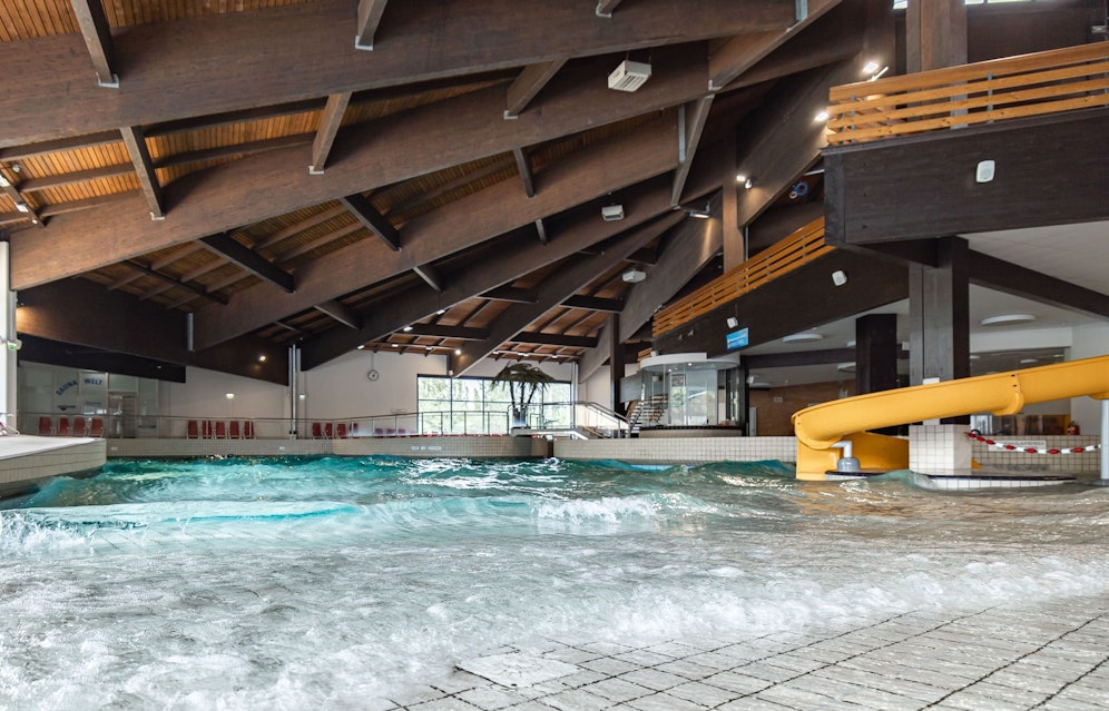 Das Wellenbecken im Klosterneuburger Happyland ist auf 32 Grad beheizt, die Lufttemperatur liegt bei 31 Grad.