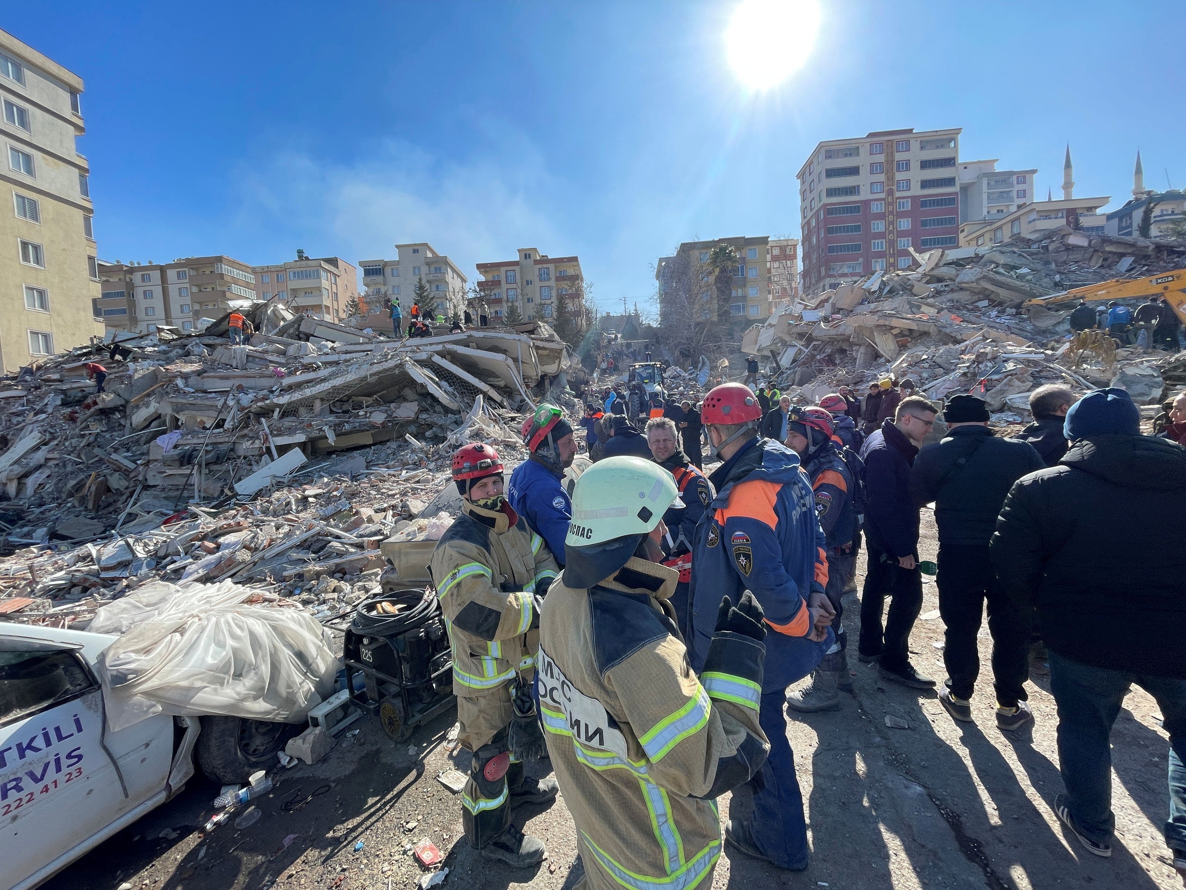 Bei den verheerenden Erdbeben in Syrien und der Türkei steigt die Zahl der Todesopfer fast stündlich an