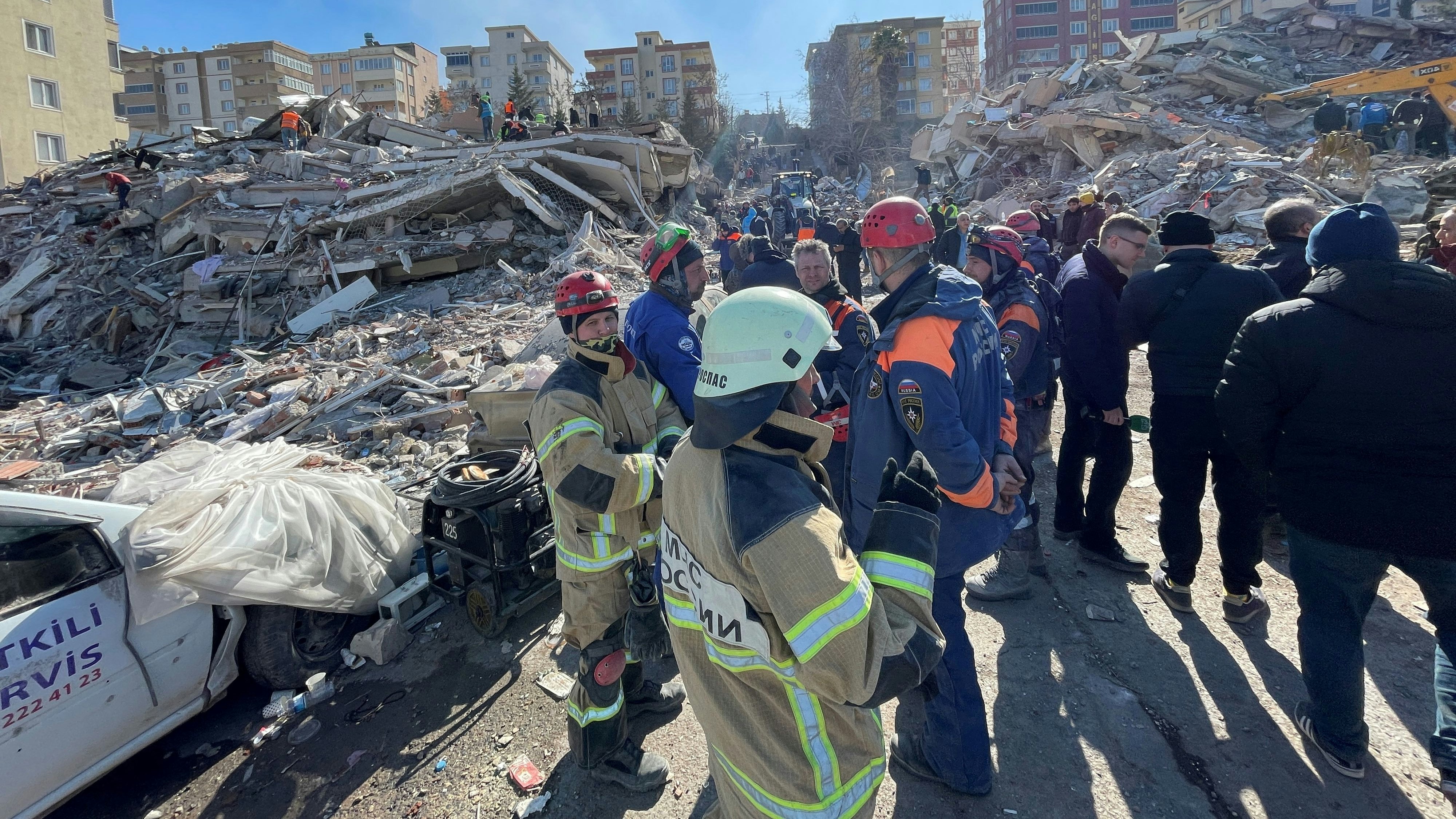 Bei den verheerenden Erdbeben in Syrien und der Türkei steigt die Zahl der Todesopfer fast stündlich an