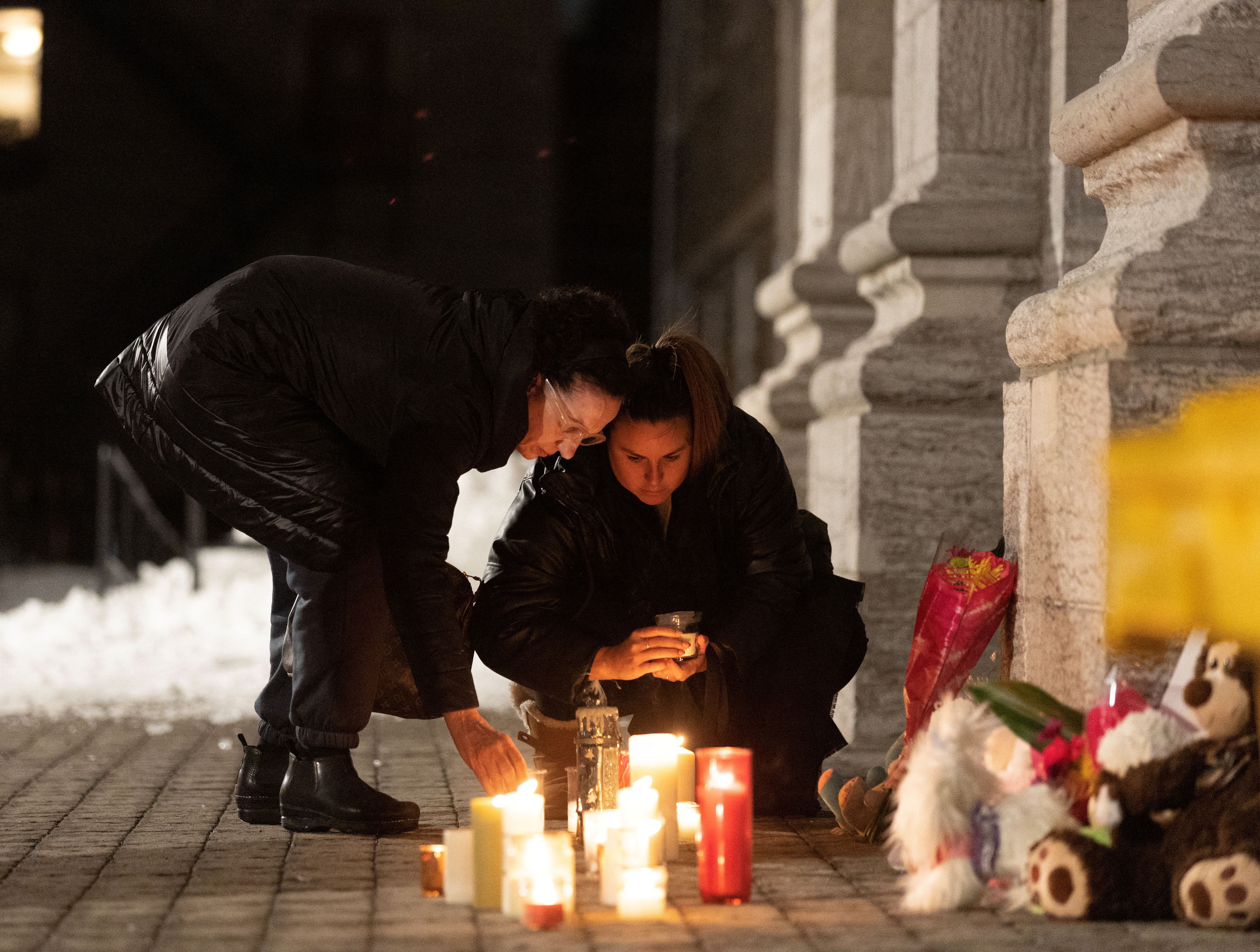Gedenkstätte an verstorbenen Kinder vor einer Kirche in der Nähe der Unfallsstelle.